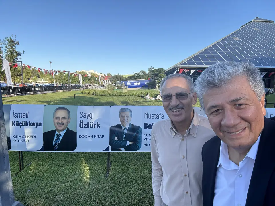 antalya-kitap-fuarinda-kucukkaya-ve-balbaydan-imza-gunu-kardesligi-2.webp
