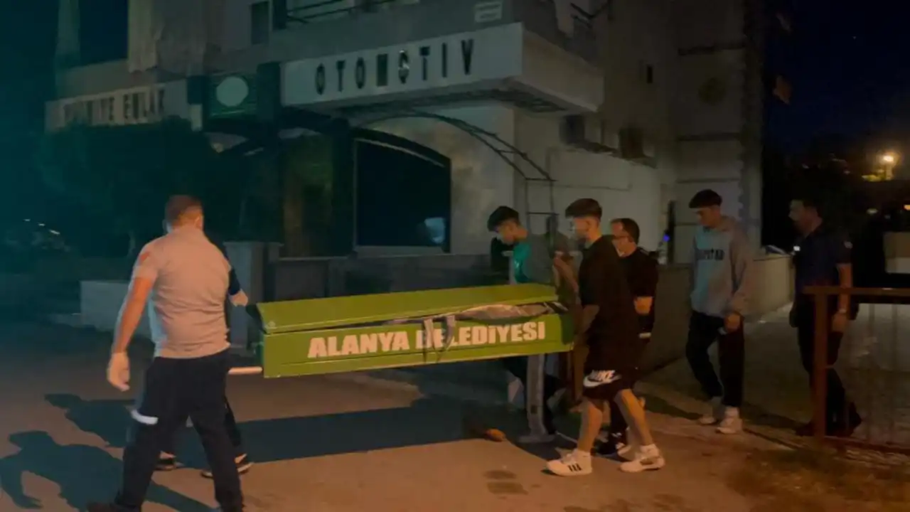 alanyada-korkutan-yangin-alevlerin-arasinda-kalan-yasli-adam-hayatini-kaybetti-3.webp
