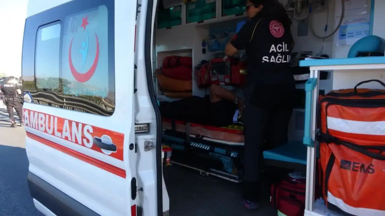 alanyada-trafik-felc-oldu-zincirleme-kazada-4-arac-birbirine-girdi-3.webp