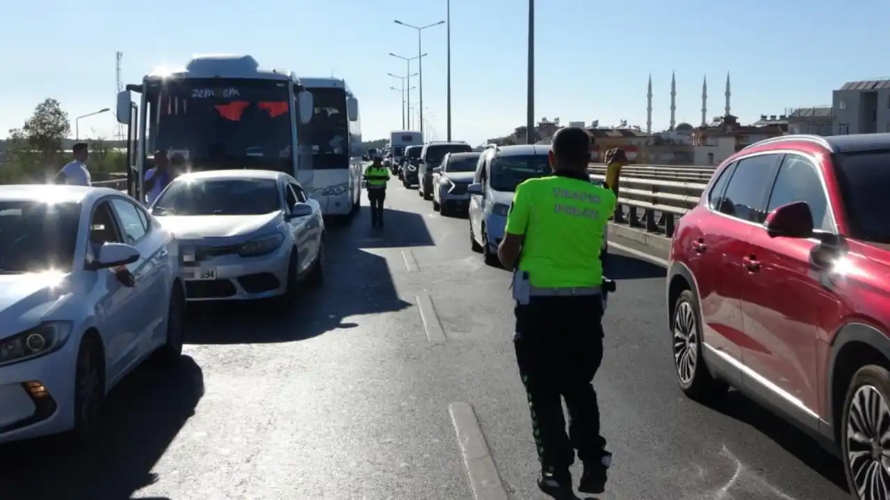 alanyada-trafik-felc-oldu-zincirleme-kazada-4-arac-birbirine-girdi.webp