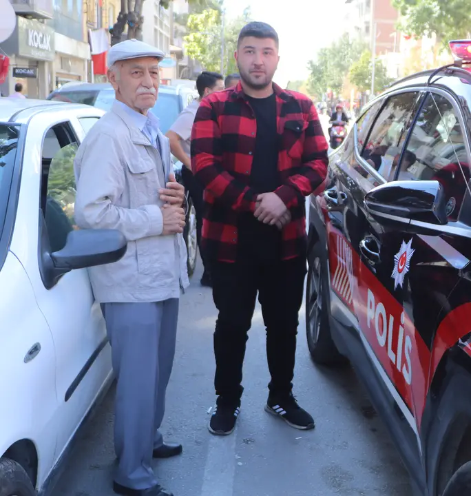 burdurda-yolda-15-bin-tl-buldu-is-arayan-genc-insanlik-dersi-verdi-2.webp