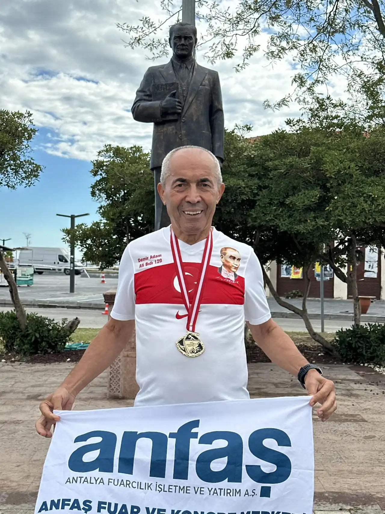 demir-adam-ali-bidi-ayvalikta-turkiye-sampiyonu-oldu-4.webp