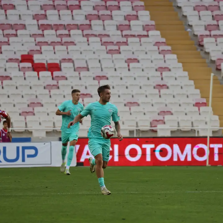 serik-spordan-deplasmanda-1-puan-sivasspora-kaleyi-kapatti-2.webp