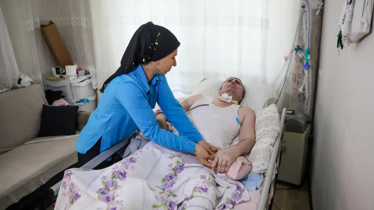 akdenizgercek-antalyada-beynine-pihti-atan-baba-yasam-savasi-veriyor-2.webp