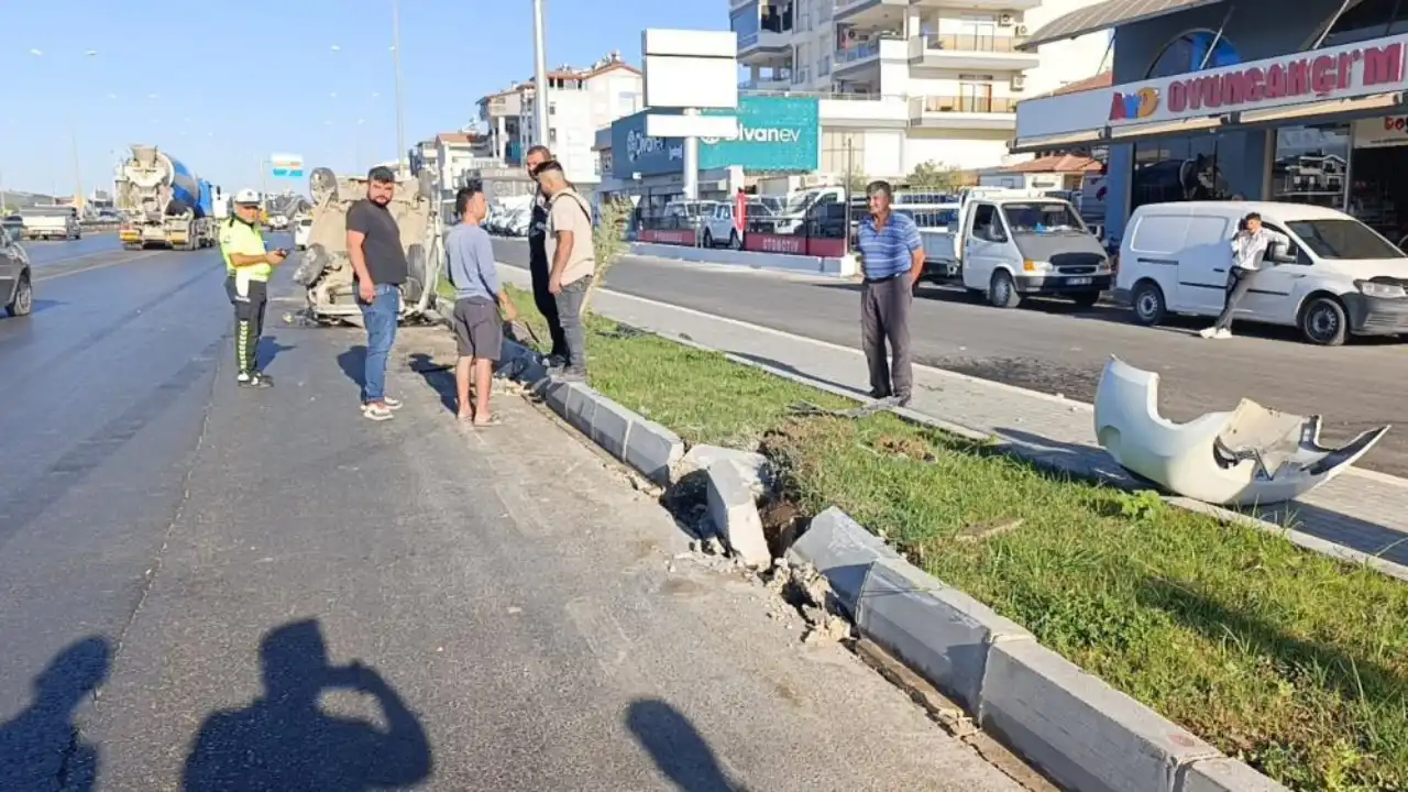 antalyada-tirla-carpisan-hafif-ticari-arac-takla-atti-surucu-yaralandi-3.webp