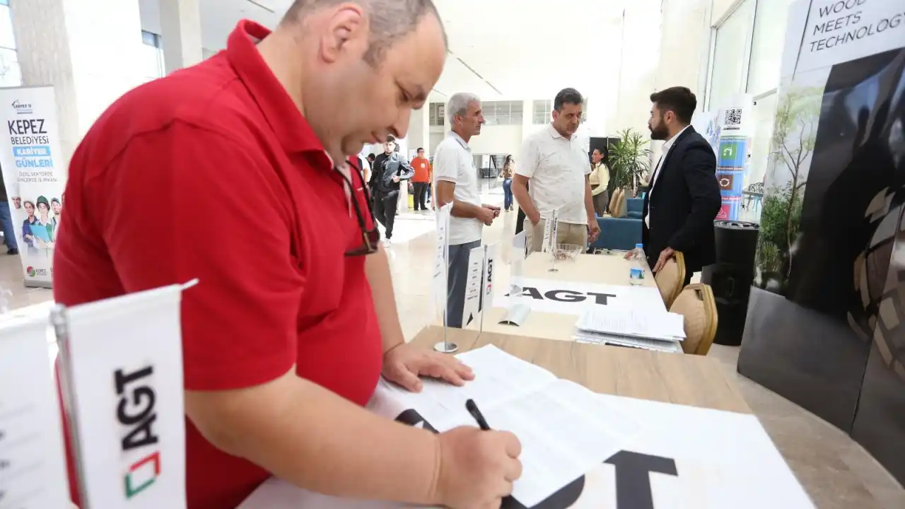 akdenizgercek-antalyada-is-arayanlar-akin-etti-3.webp
