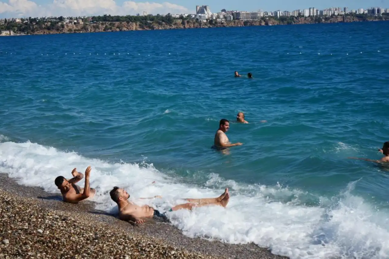 antalyada-yagisli-hava-yerini-gunesli-havaya-birakti-sahiller-doldu-4.webp