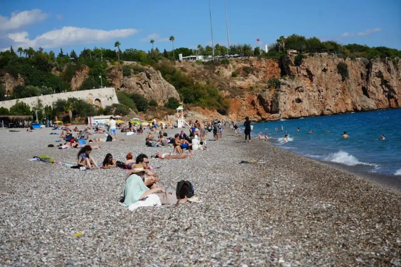 antalyada-yagisli-hava-yerini-gunesli-havaya-birakti-sahiller-doldu.webp