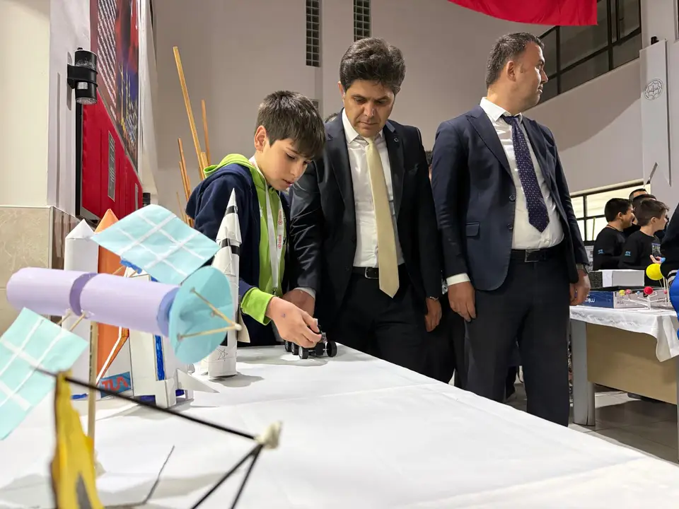 burdurda-uzay-senligi-ogrenciler-maket-yapti-roket-ucurdu-2.webp