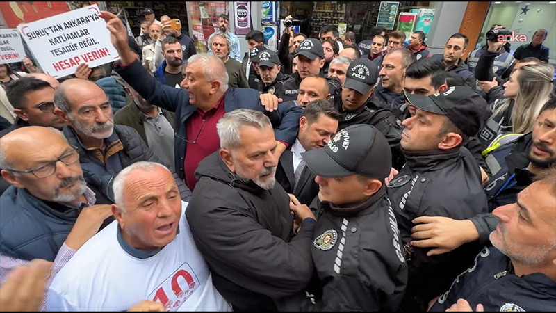 findiklida-10-ekim-katliami-anmasina-polis-engeli-chpliler-ve-belediye-baskani-yuruyusu-engelleyen-polislere-sert-tepki-gosterdi1.jpg