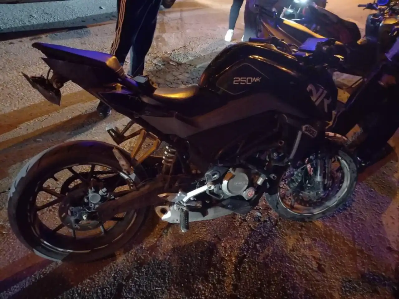 manavgatta-u-donusu-yapan-otomobile-motosiklet-carpti-surucu-havada-savruldu-2.webp