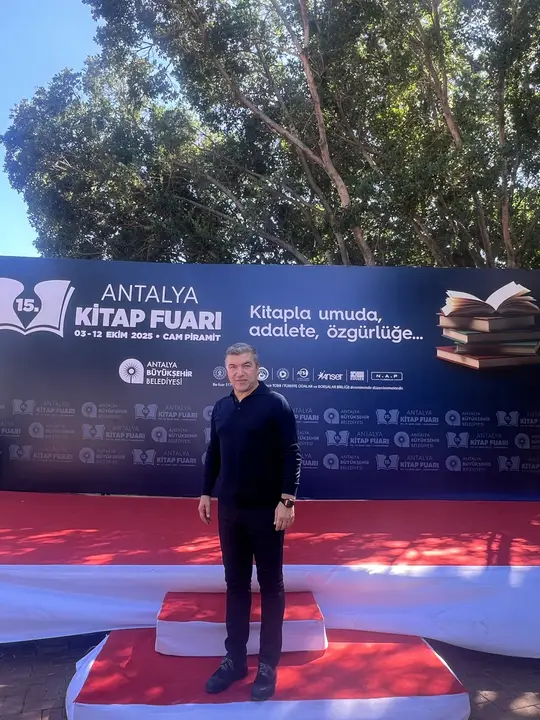 antalya-kitap-fuarinda-kucukkaya-ve-balbaydan-imza-gunu-kardesligi-3.webp