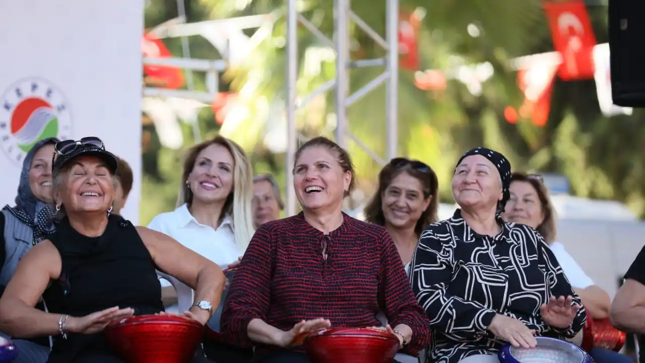 akdenizgercek-antalyada-yaslilara-ozel-festivalde-genclerden-surpriz-performans-3.webp