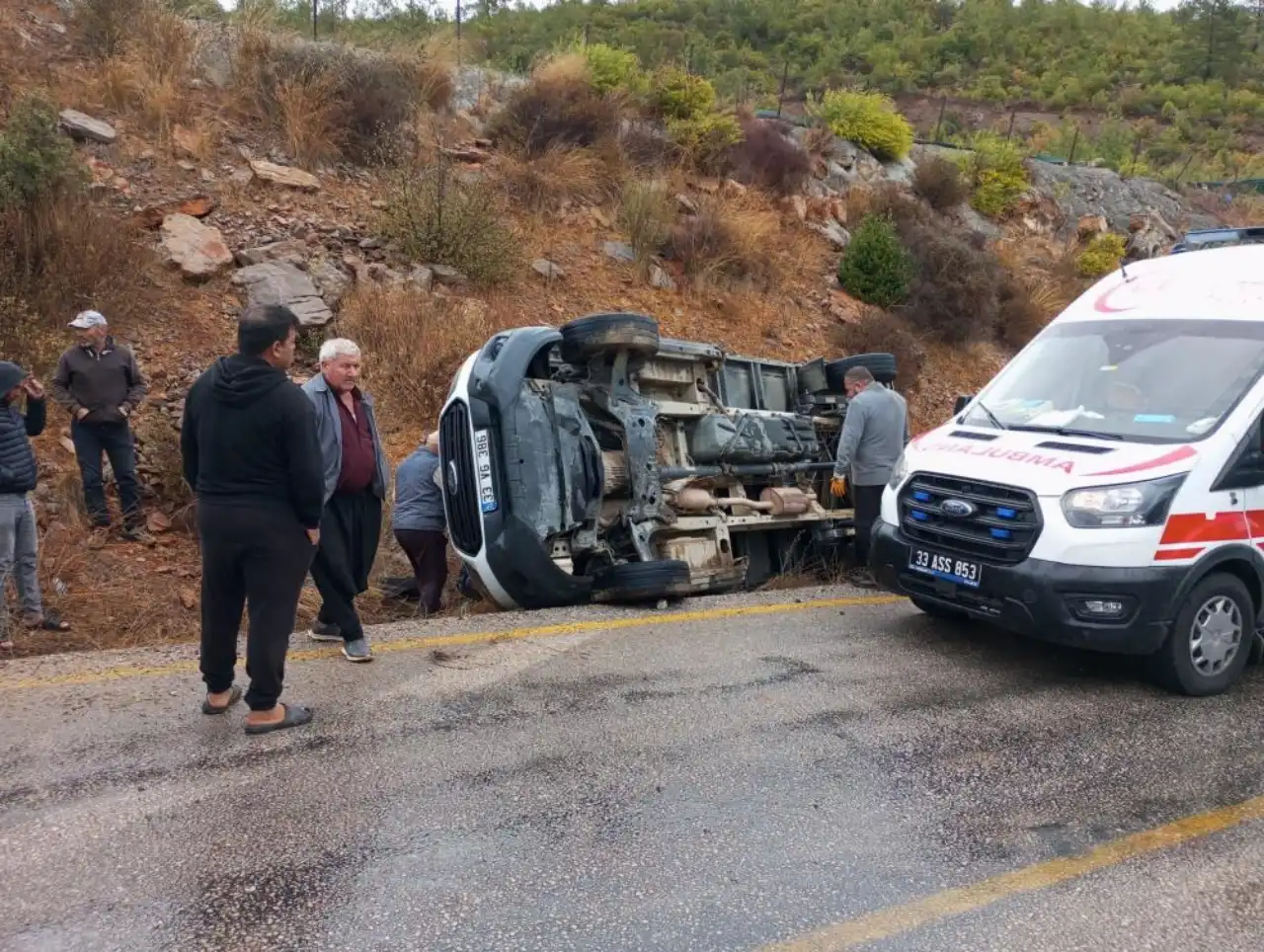 mersinde-yagisli-yolda-direksiyon-hakimiyetini-kamyon-sarampole-devrildi-2.webp
