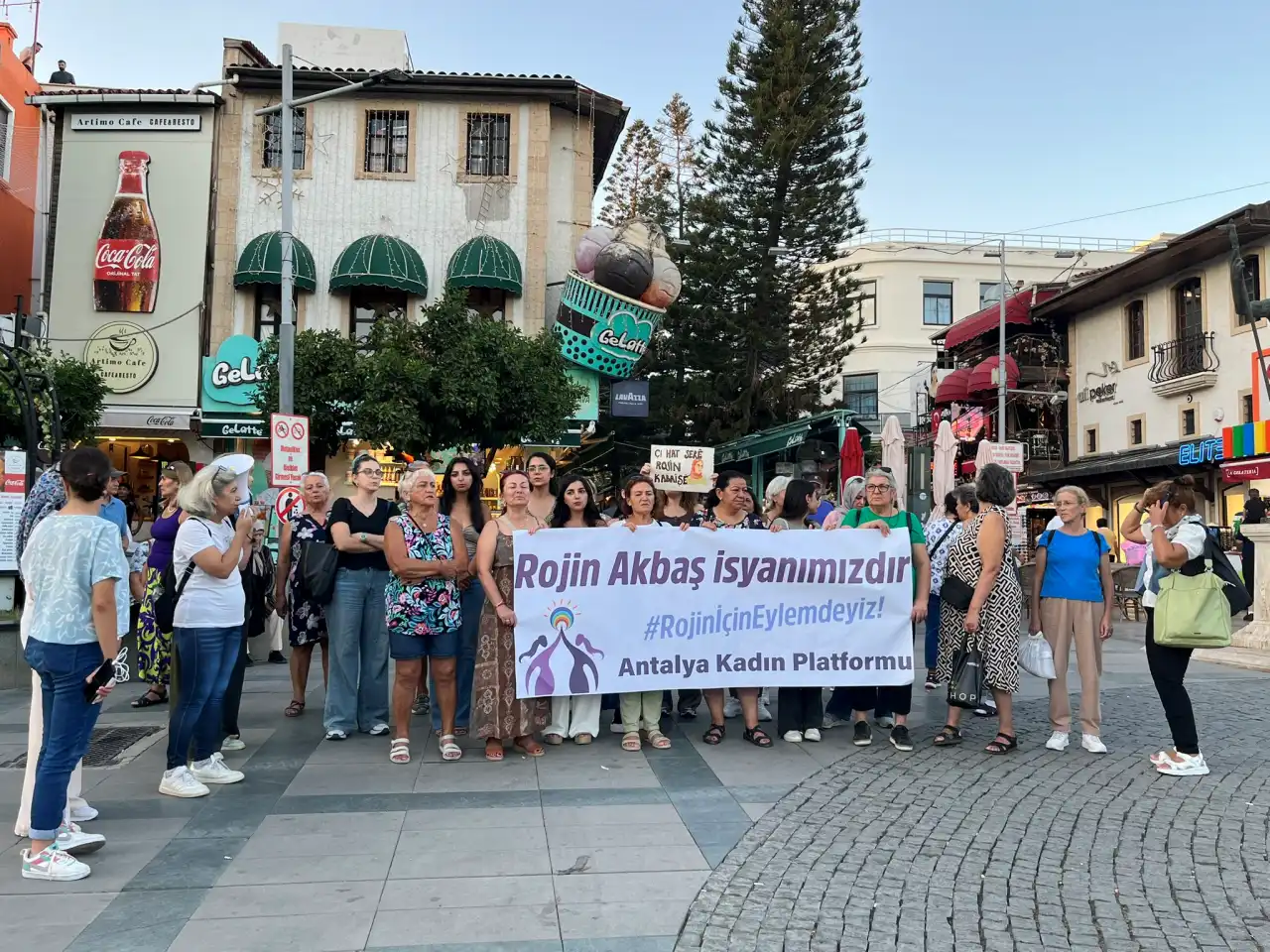 rojin-kabais-icin-antalyada-kadinlar-sokaga-cikiyor-3.webp