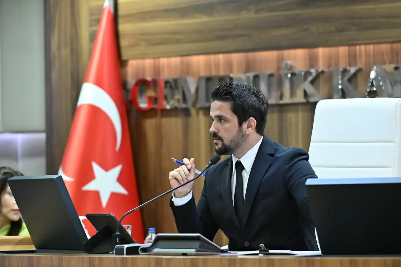 antalya-buyuksehir-meclisinde-gergin-dakikalar-akp-ve-mhp-meclisi-terk-etti-2.webp