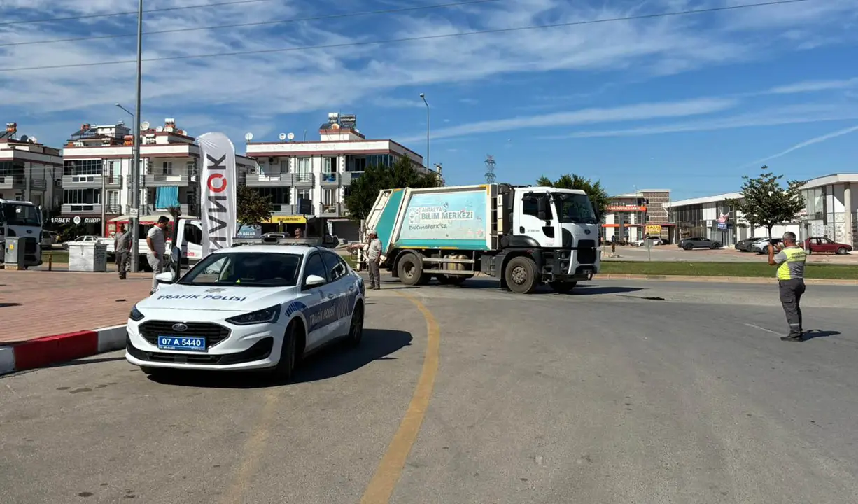 antalyada-cop-kamyonu-dehseti-kamerada-tekerin-altinda-sikisti-3.webp