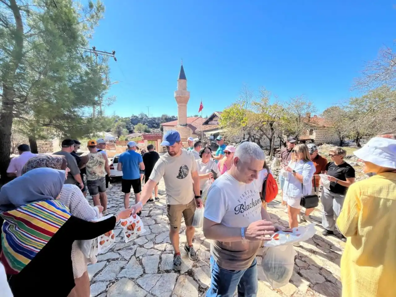 antalyanin-tarihi-sarihacilar-koyu-yabanci-turist-akinina-ugruyor-2.webp