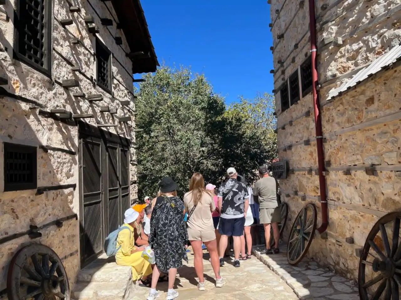 antalyanin-tarihi-sarihacilar-koyu-yabanci-turist-akinina-ugruyor-4.webp