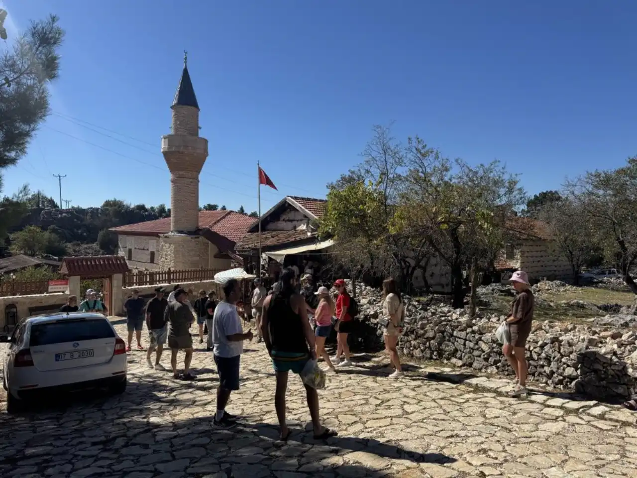 antalyanin-tarihi-sarihacilar-koyu-yabanci-turist-akinina-ugruyor-5.webp