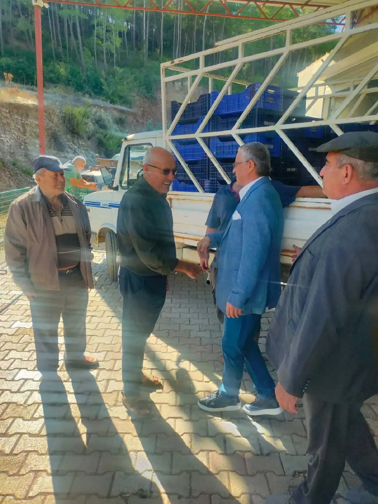kemer-belediye-baskani-necati-topaloglu-kumlucada-bulunan-zeytin-sikma-fabrikasini-ziyaret-ederek-uretim-surecini-yerinde-inceledi12-3.webp