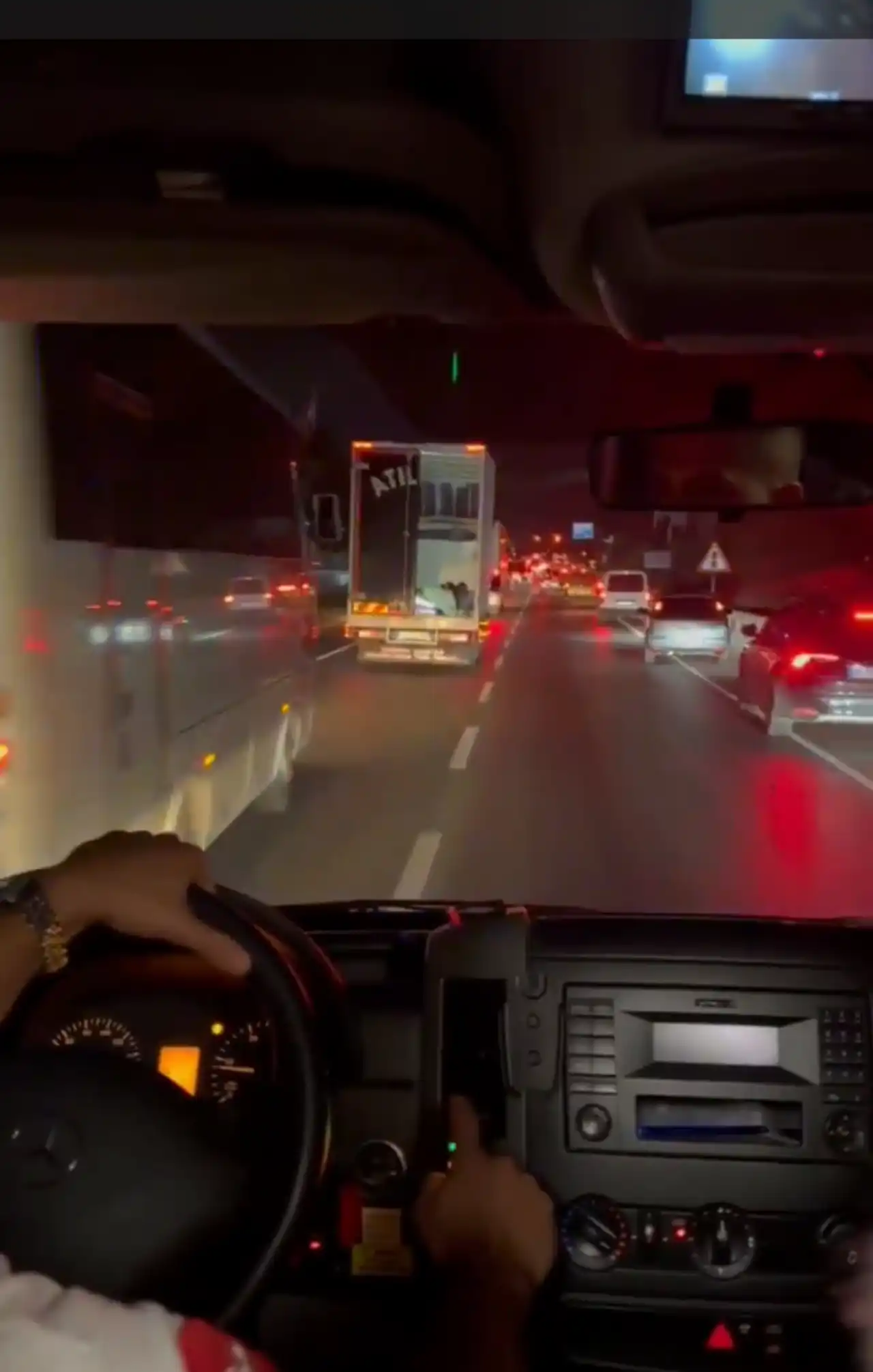 antalyada-suruculerden-ornek-davranis-ambulans-yol-verme-anlari-kamerada-3.webp