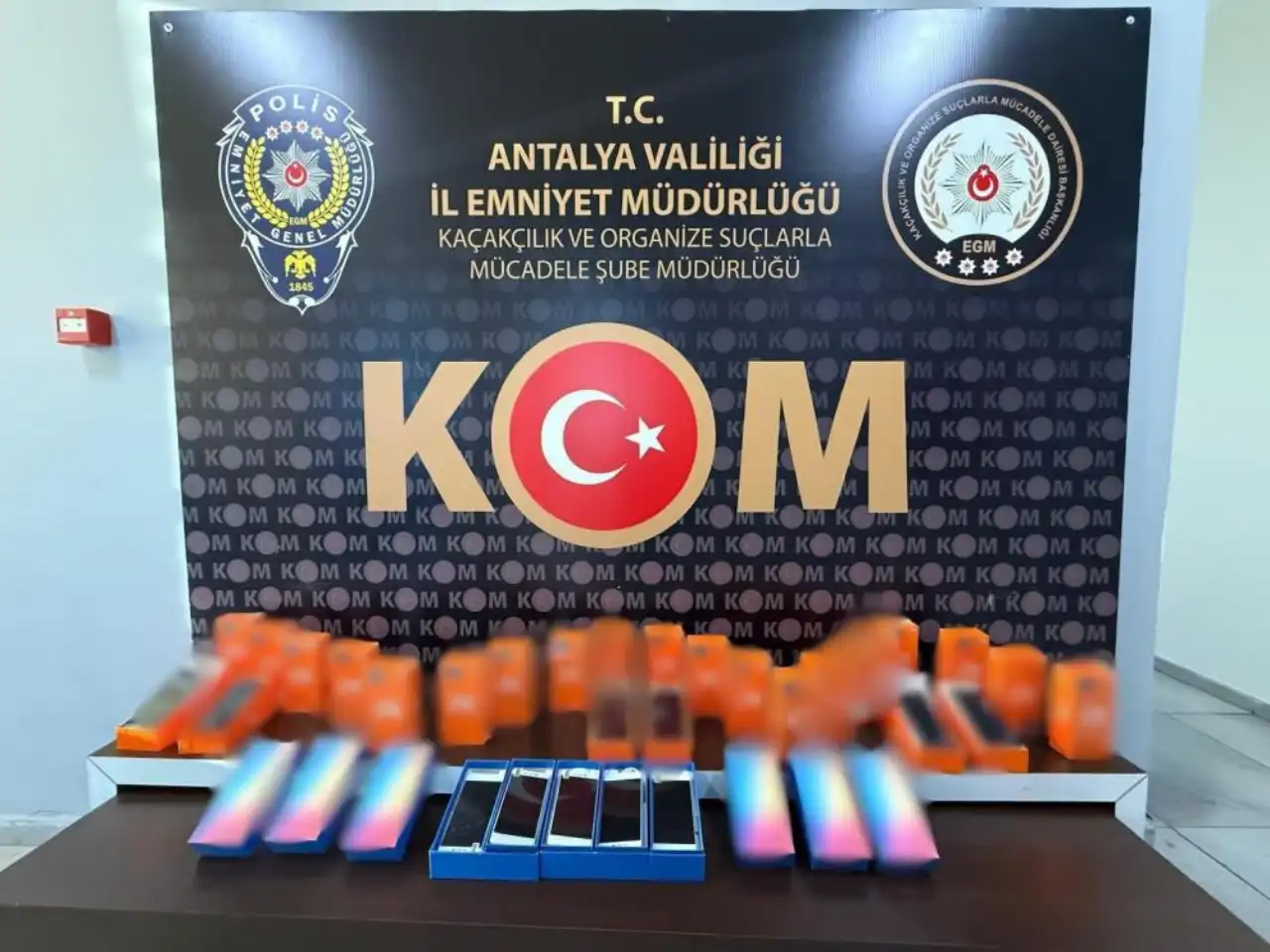 antalyada-son-bir-haftada-kacak-alkol-ve-makaronlar-yakalandi-3.webp