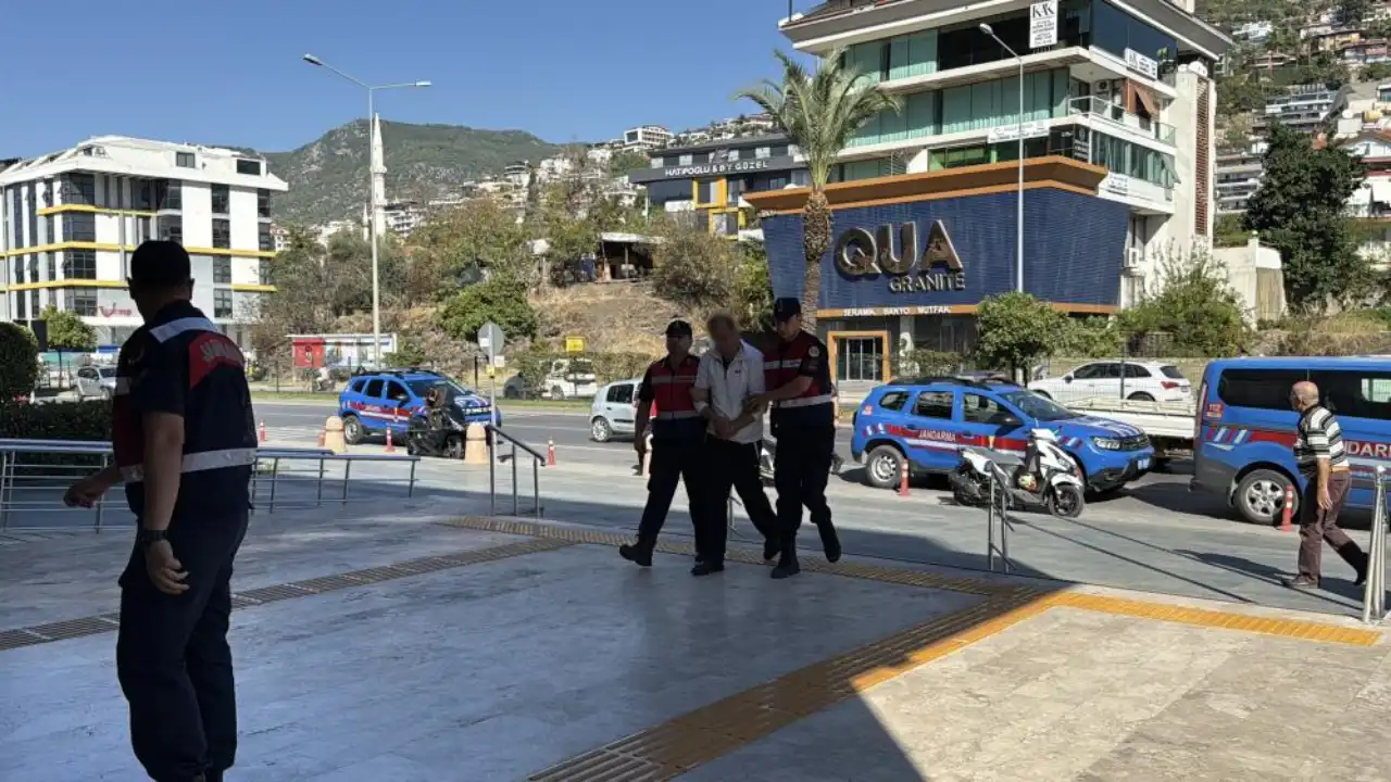 alanyada-sahte-pasaportla-arsa-satan-6-supheliden-5i-tutuklandi.webp