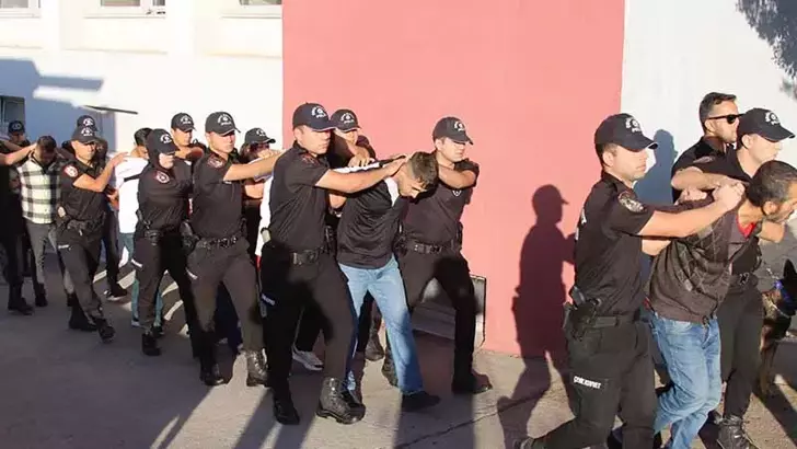 antalya-dahil-10-ilde-baygaralar-operasyonunda-96-tutuklama.webp