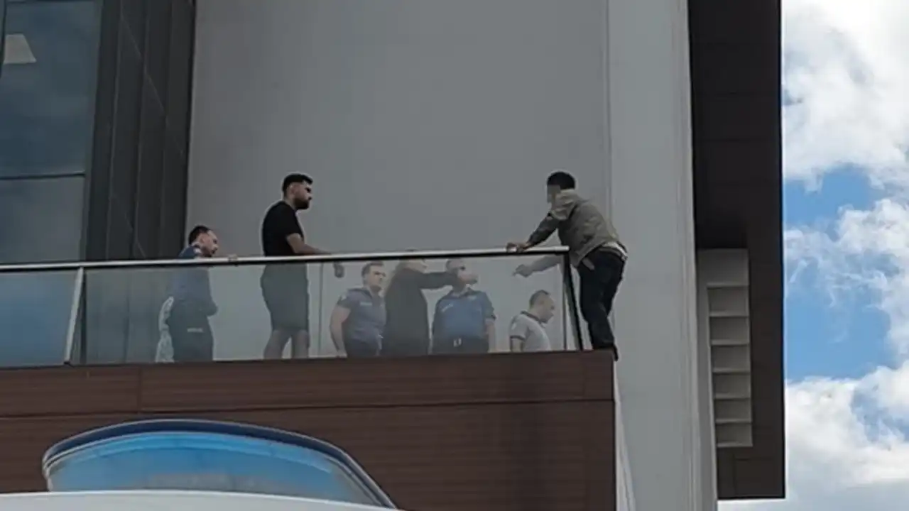 antalyada-korkuluklara-cikan-adam-intihara-kalkisti-esinin-sozuyle-vazgecti.webp