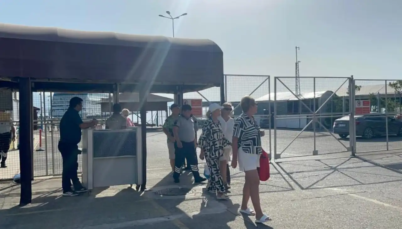 rus-turistler-alanya-sokaklarini-doldurdu-astoria-grande-demir-atti-4.webp