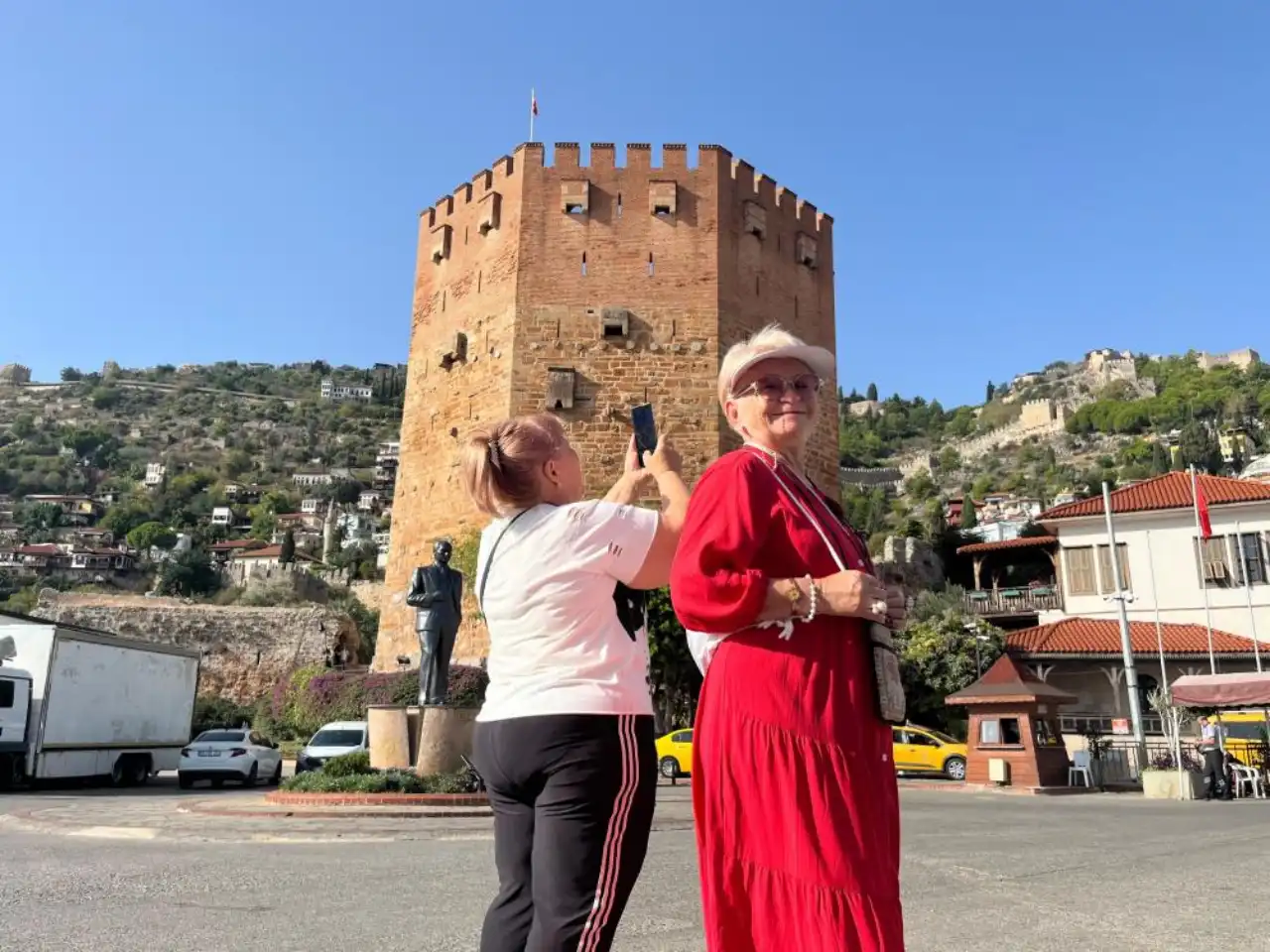 rus-turistler-alanya-sokaklarini-doldurdu-astoria-grande-demir-atti.webp