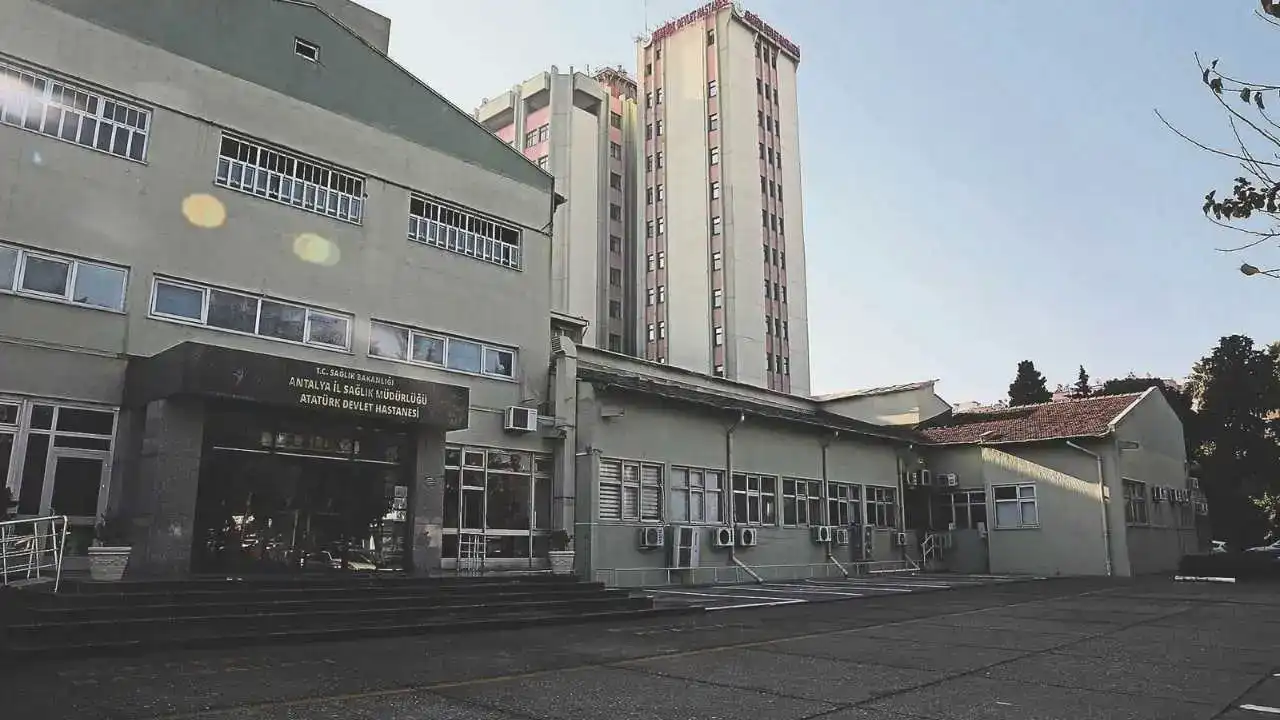 yarim-asirlik-ataturk-devlet-hastanesi-tarih-oluyor-esnaf-tepkili-gazete.webp