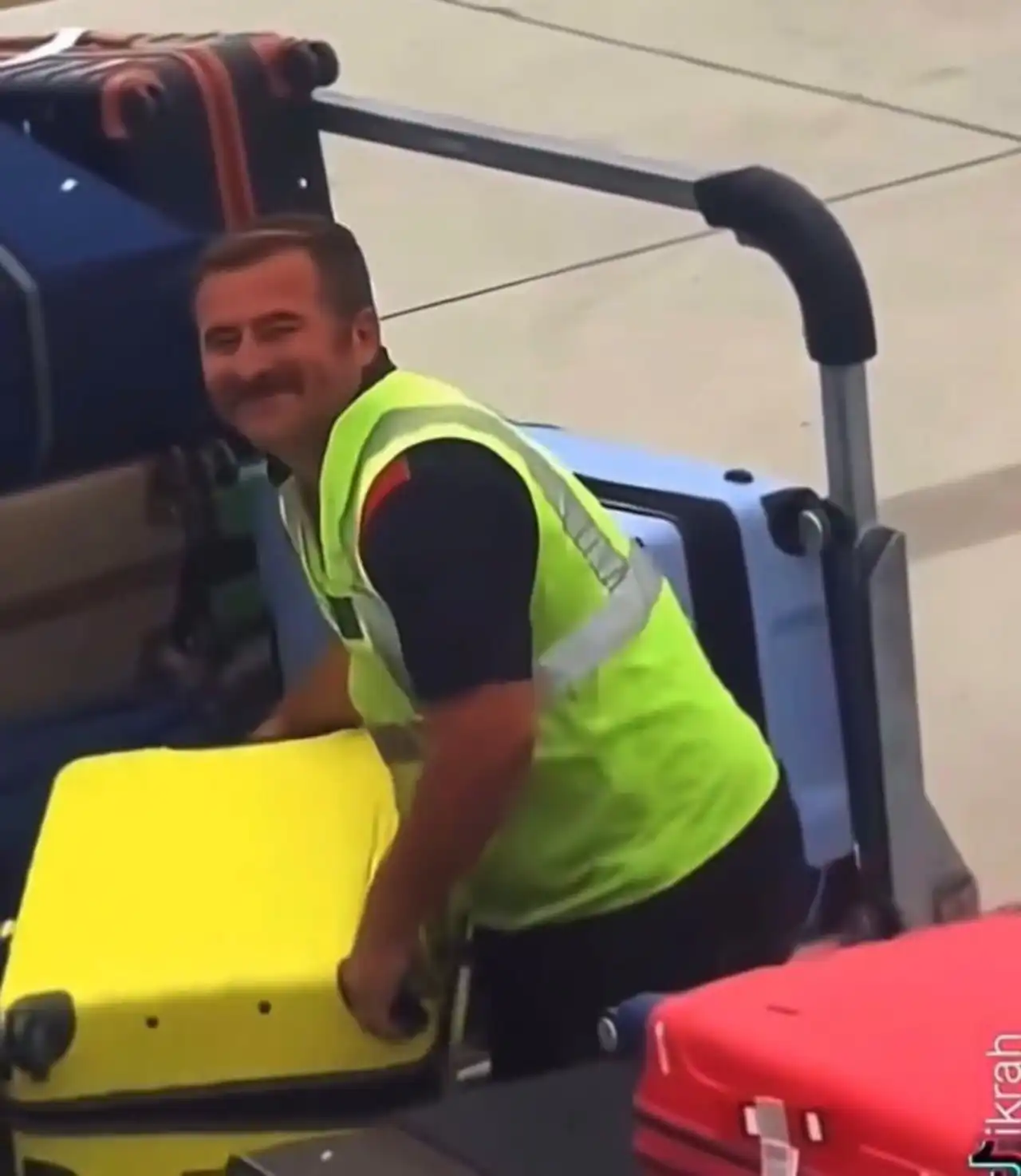 antalya-havalimani-calisanin-videosu-milyonlara-ulasmisti-o-calisan-konustu-4.webp