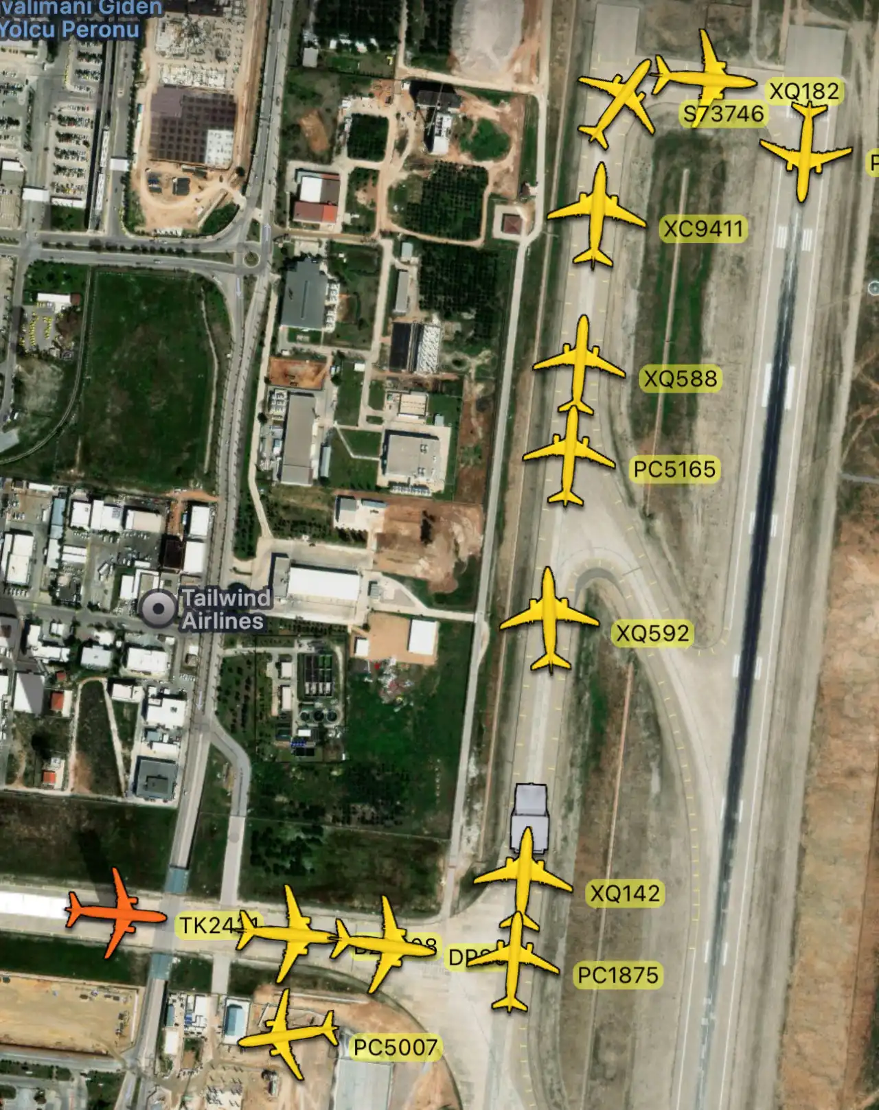 antalya-havalimaninda-pist-kilitlendi-ucaklar-kalkis-yapamadi-3.webp