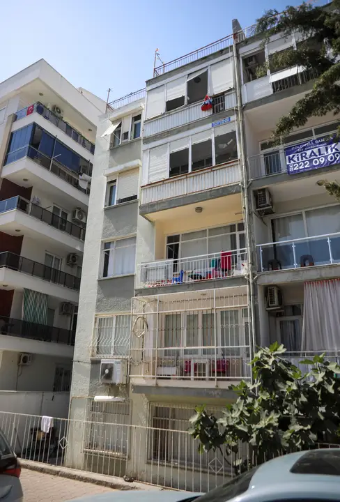 antalyada-6-kattan-dusen-11-yasindaki-buraka-umut-oldular-3.webp