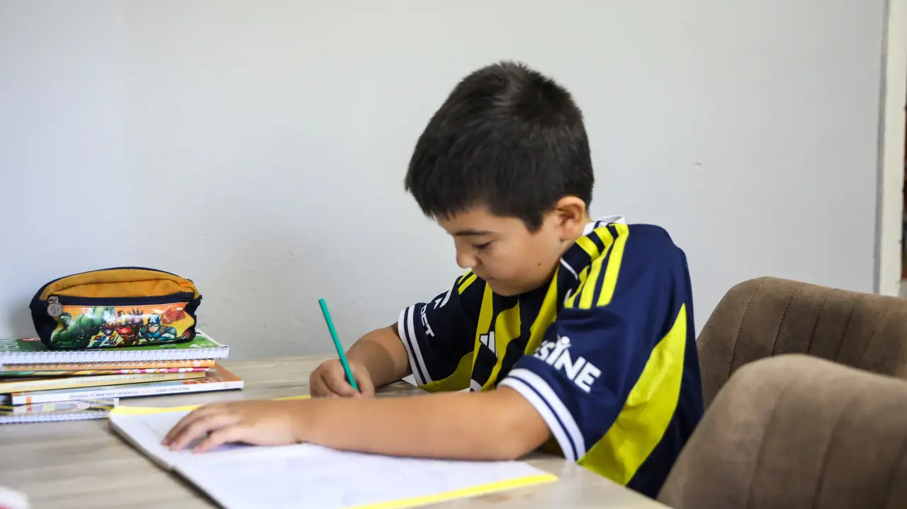 antalyada-6-kattan-dusen-11-yasindaki-buraka-umut-oldular-4.webp