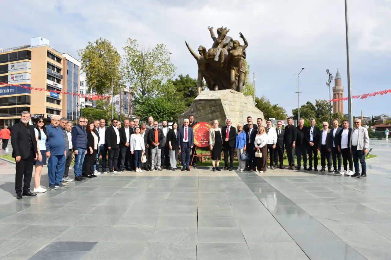 yeniden-chp-antalya-il-baskani-secilen-nail-kamaci-mazbatasini-aldi-2.webp