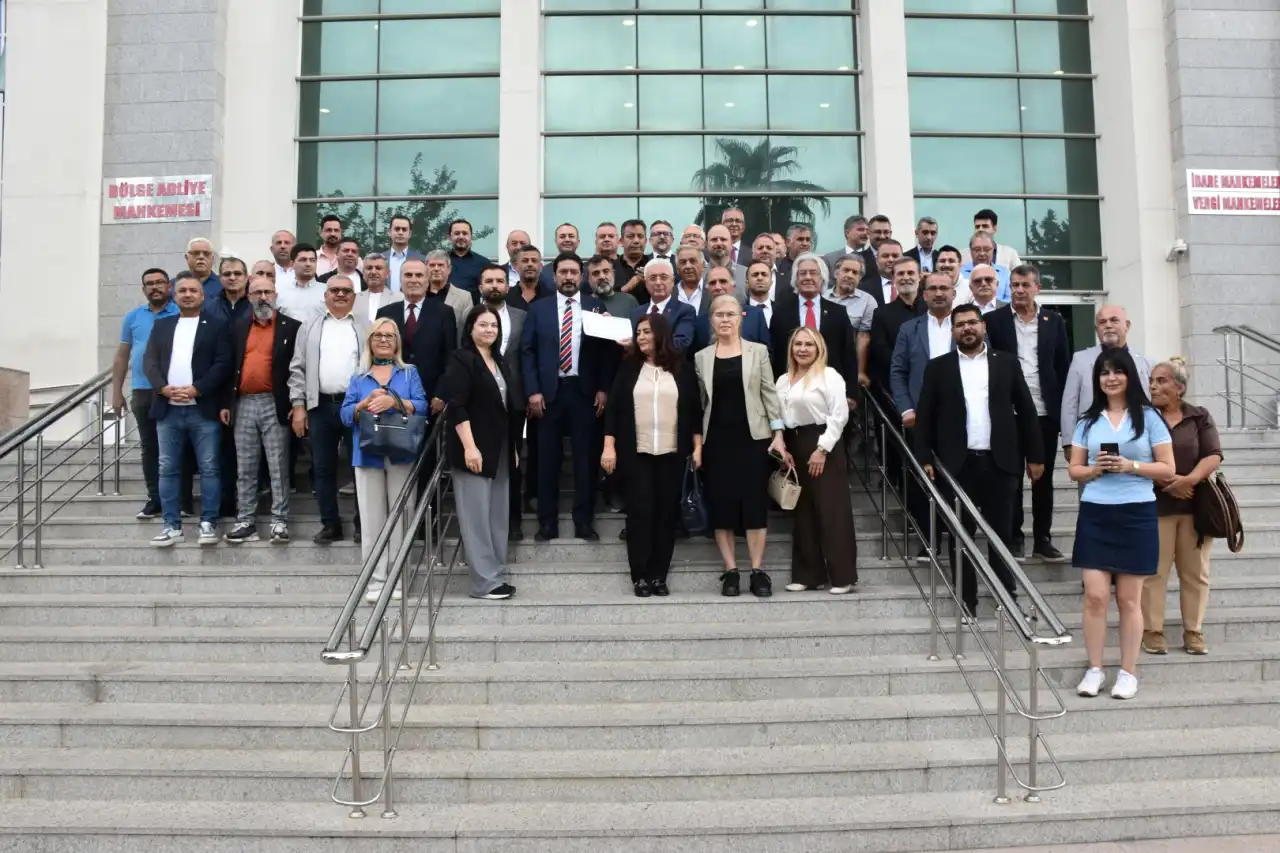 yeniden-chp-antalya-il-baskani-secilen-nail-kamaci-mazbatasini-aldi-4.webp