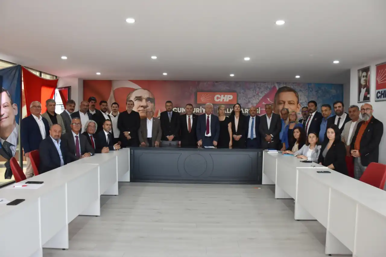 yeniden-chp-antalya-il-baskani-secilen-nail-kamaci-mazbatasini-aldi.webp