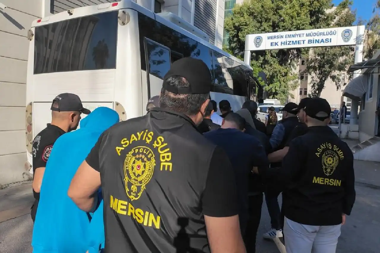 mersin-polisi-geceyi-basti-2-tutuklama-1-deport-karari12-2.webp