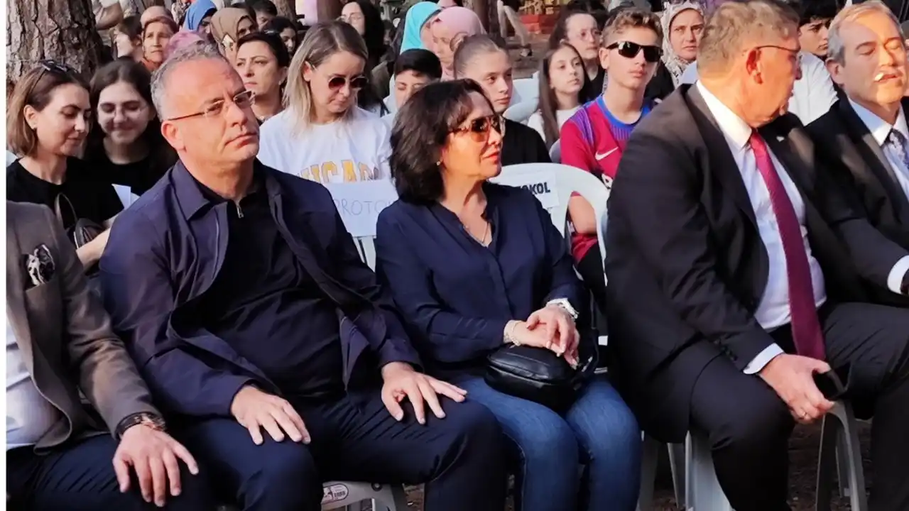 akdenizgercek-antalyali-cocuklar-sehirlerini-tuvallere-tasidi-2.webp
