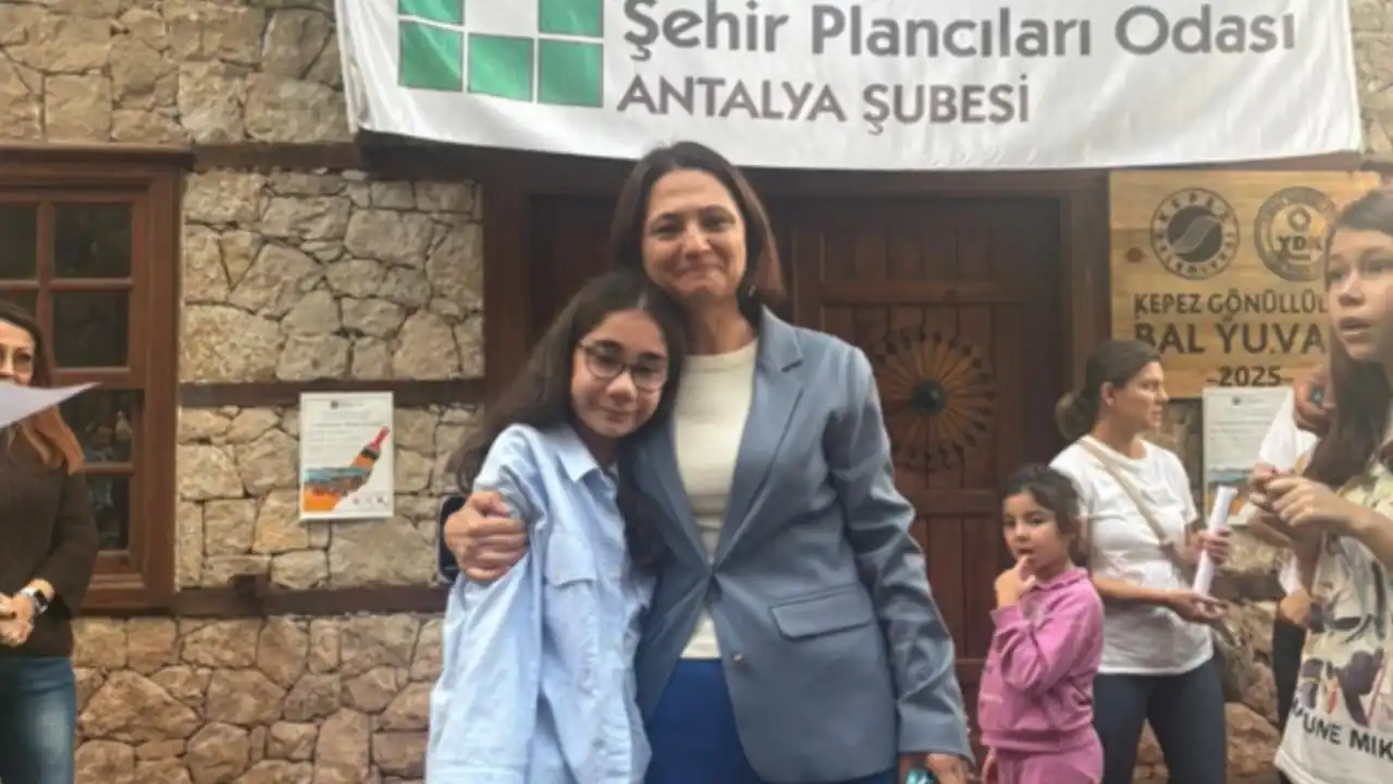 akdenizgercek-antalyali-cocuklar-sehirlerini-tuvallere-tasidi.webp