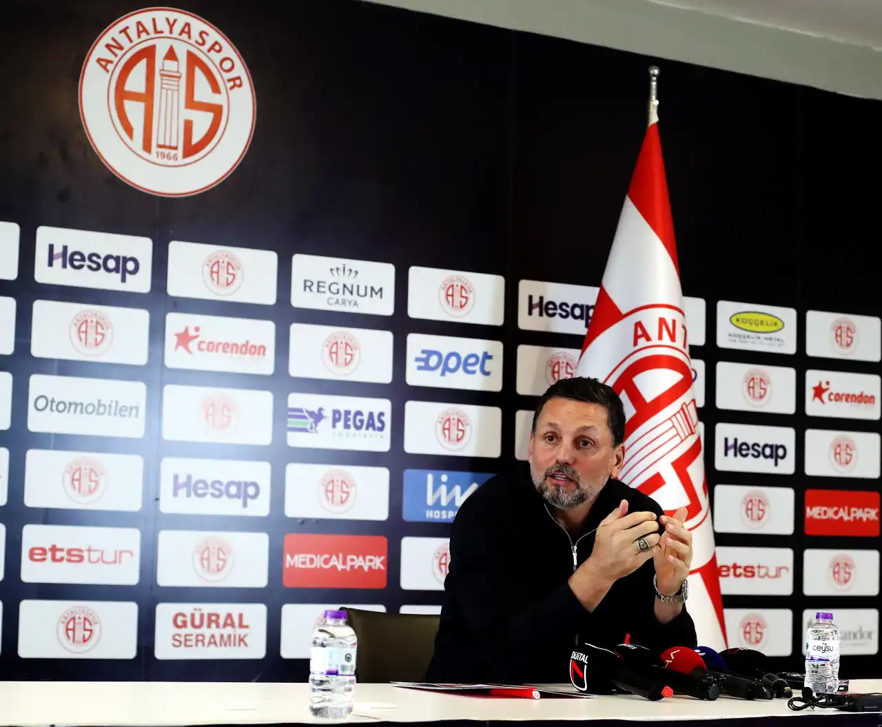antalyaspor-teknik-direktoru-erol-buluttan-basaksehir-maci-oncesi-kritik-aciklama-4.webp