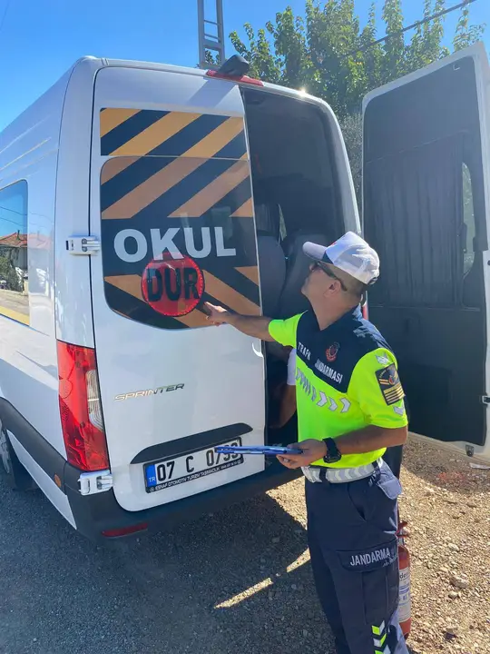 antalyada-562-okul-servisi-denetlendi-ceza-yagdi-araclar-men-edildi-3.webp