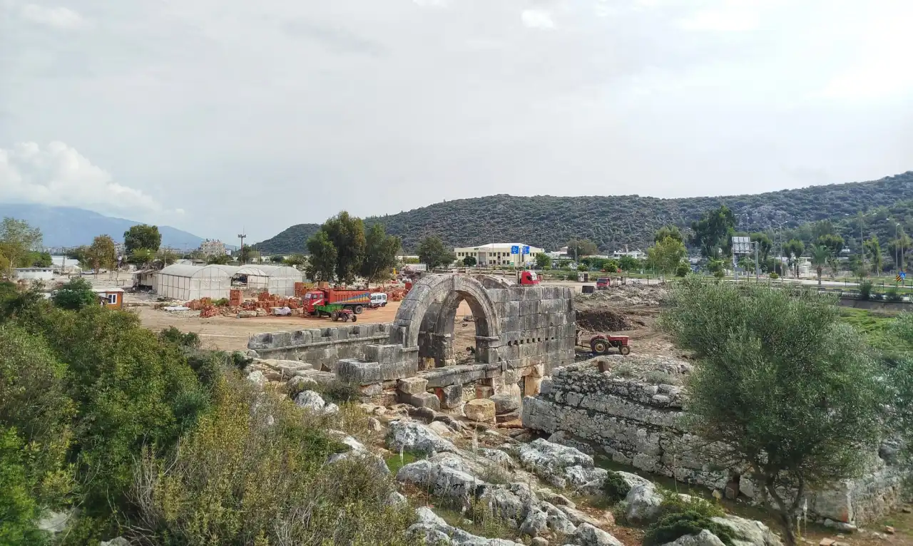 demre-belediyesi-50-yillik-ayibi-temizledi-3.webp