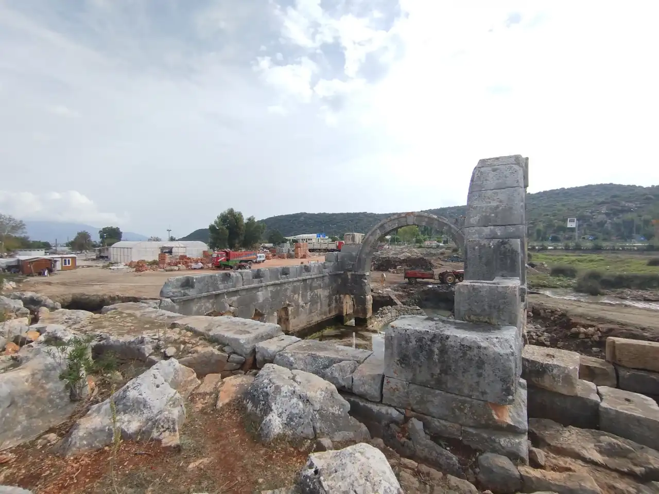 demre-belediyesi-50-yillik-ayibi-temizledi.webp