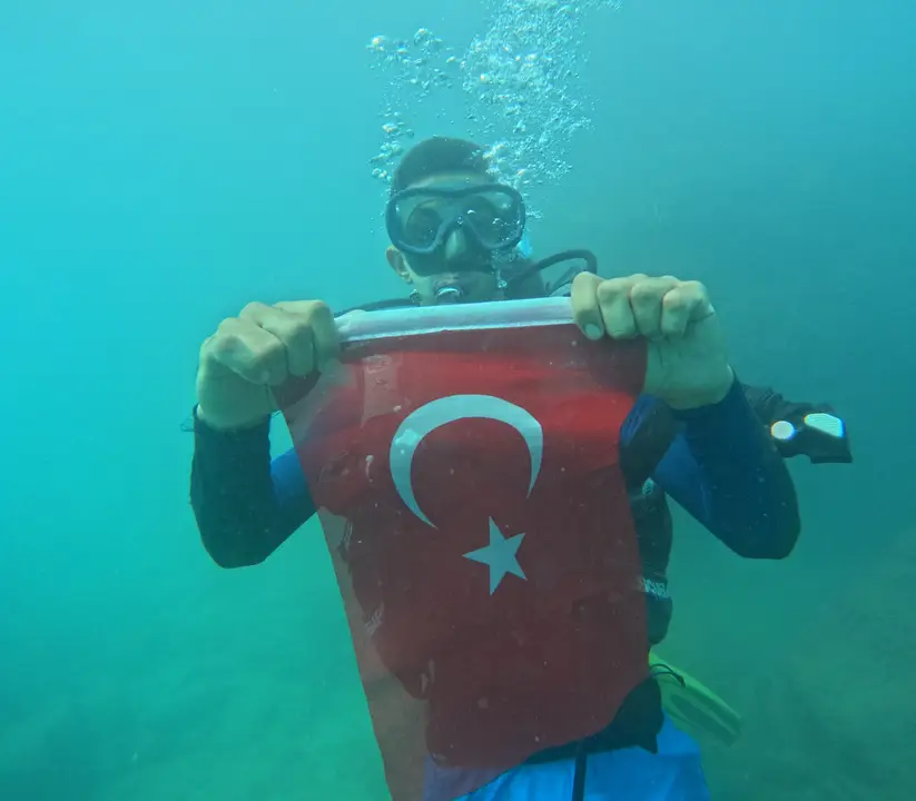 emniyetten-antalya-yat-limaninda-genclere-su-alti-dalisi-4.webp