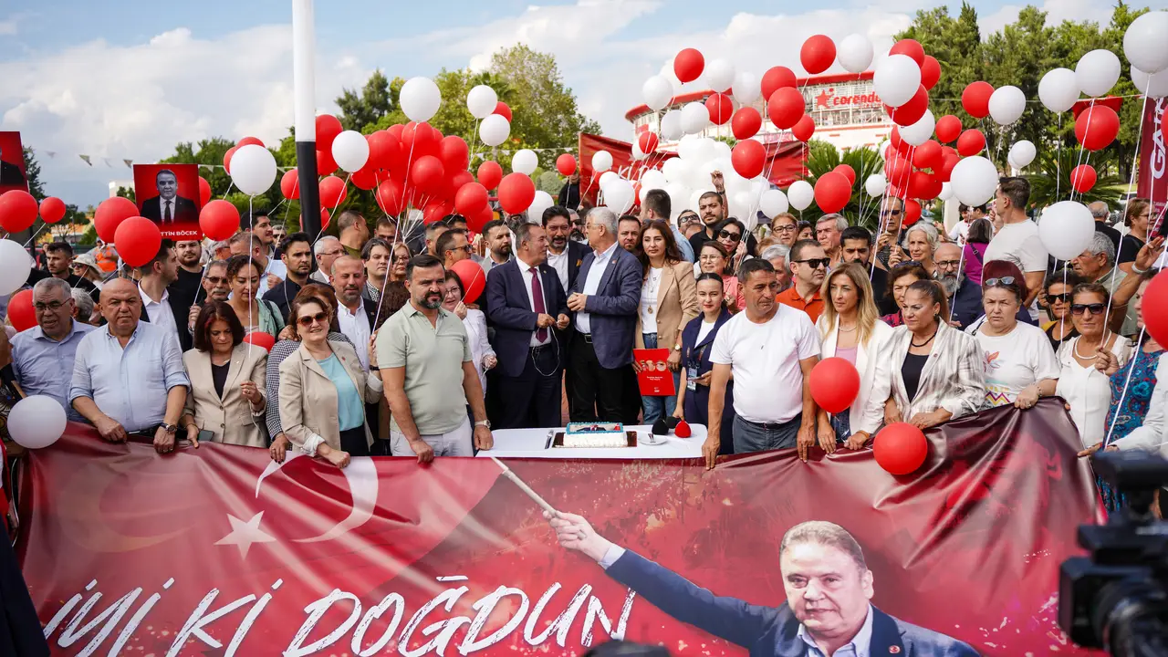 tutuklu-muhittin-boceke-altin-portakalda-guvercinli-kutlama-2.webp