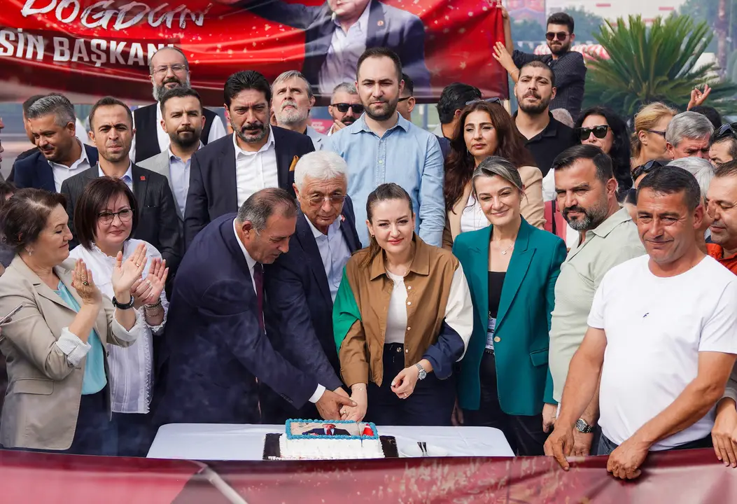 tutuklu-muhittin-boceke-altin-portakalda-guvercinli-kutlama-3.webp